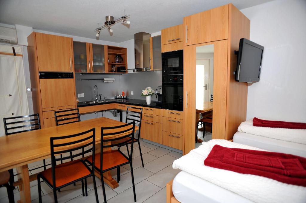 Niros Bed & Breakfast Birsfelden Bilik gambar