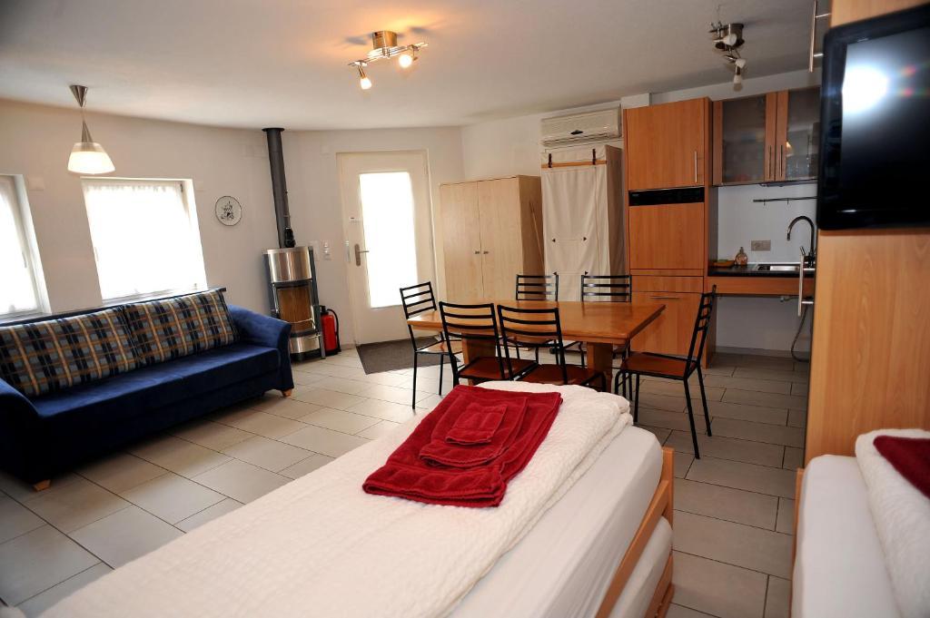 Niros Bed & Breakfast Birsfelden Bilik gambar