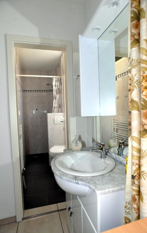 Niros Bed & Breakfast Birsfelden Bilik gambar